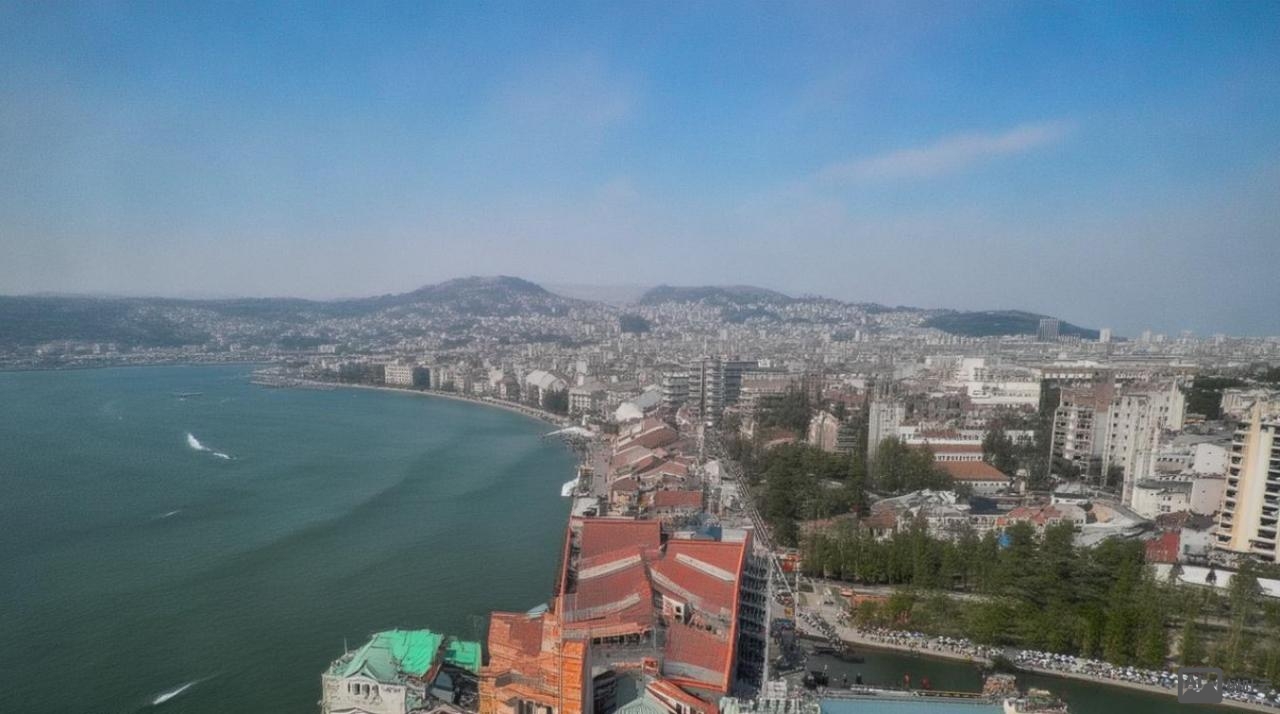 在ASP.NET中，如何通过代码后端动态地添加CSS类？